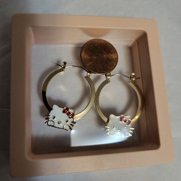 NWT HELLO KITTY FASHION GOLD TONE EARRINGS - Picture 4 of 5